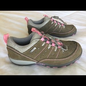 Brand new! Girls Merrell waterproof sneaker size2